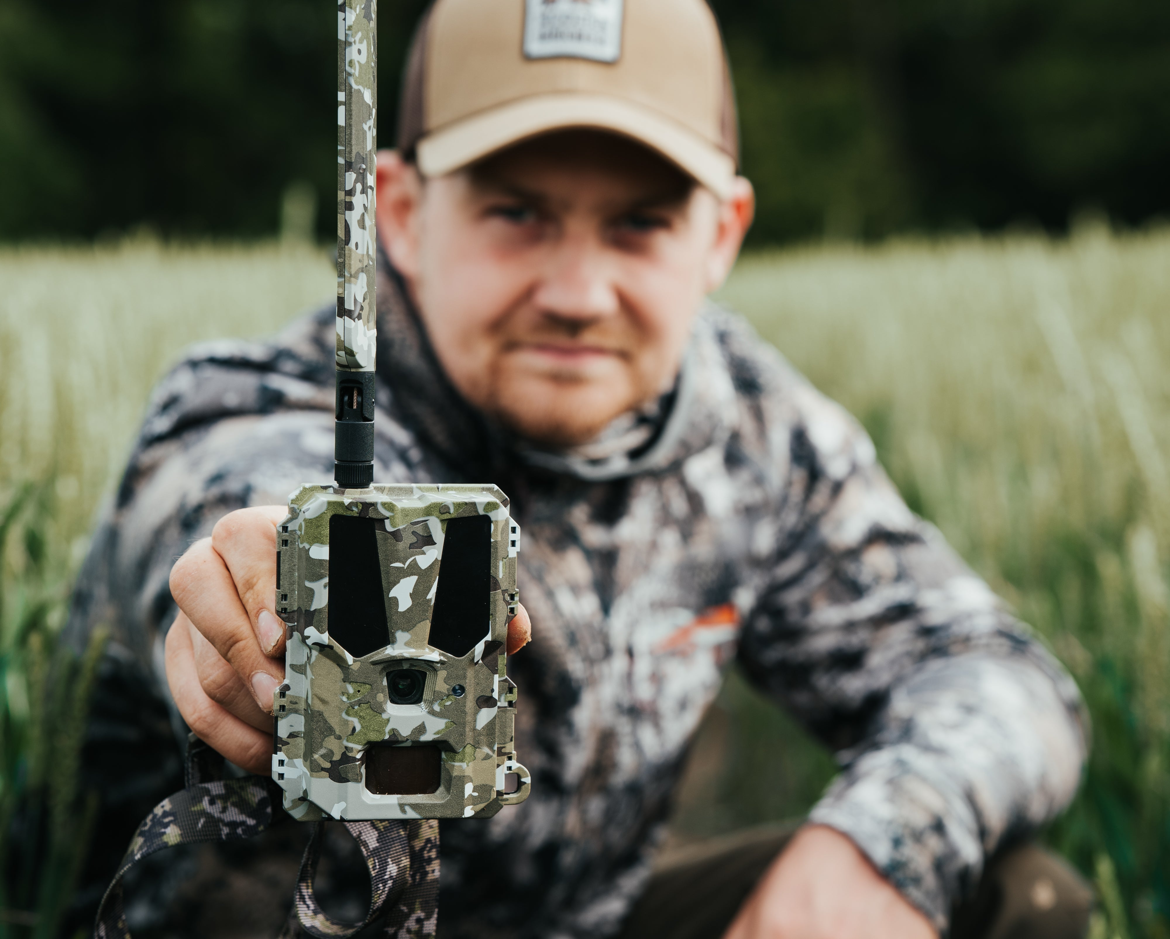 Jäger mit Hunter 4G Mini Wildkamera